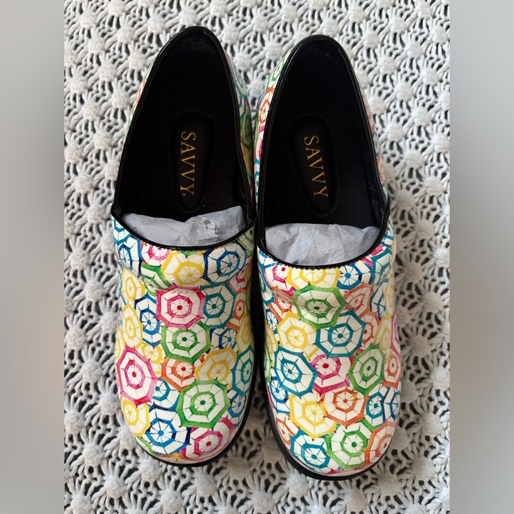 Savvy women's Brandy clogs  "Flower Power" umbrella patent leather print. size 9